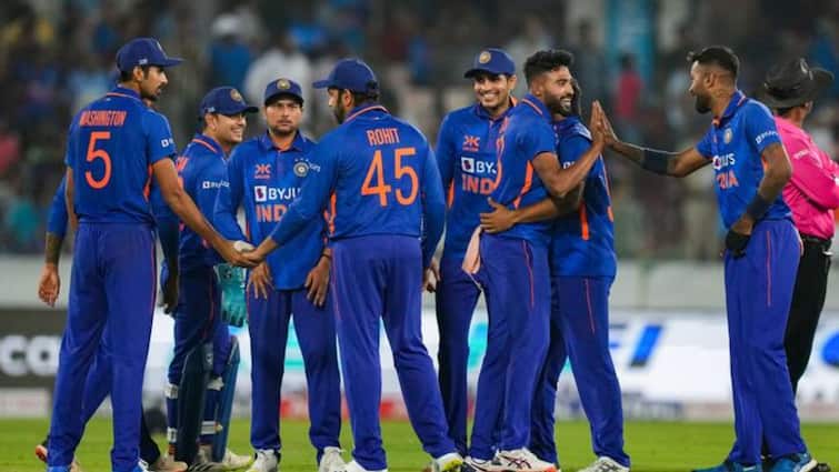 IND vs NZ: India team fined for slow over rate in the 1st ODI IND vs NZ: হায়দরাবাদে নিউজিল্যান্ডকে হারিয়েও শাস্তি পেলেন রোহিতরা