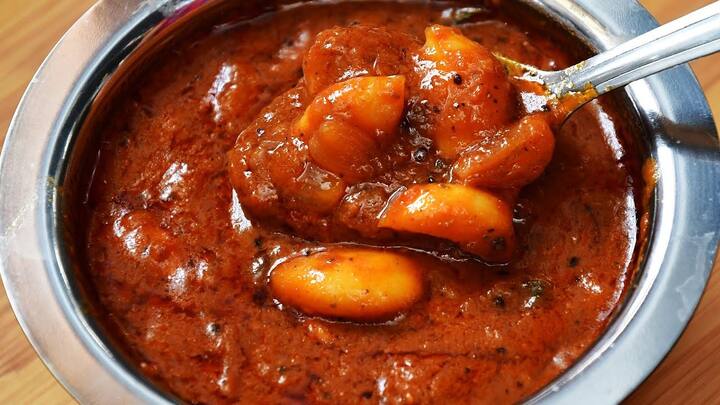 உரித்த பூண்டுகளை சேர்க்கவும். பொன்னிறமாக மாறும்வரை வதக்கவும். பின்னர் அதில் தயாரித்து வைத்திருக்கும் புளி கரைசலை ஊற்றி, அரைத்து வைத்திருக்கும் விழுது மற்றும் தேவையான உப்பு சேர்த்து கலக்கவும்.