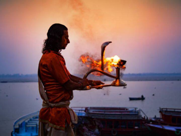 ज्योतिषशास्त्रानुसार मौनी अमावस्येला काही उपाय केल्याने आर्थिक संकट दूर होऊन दुःखापासून मुक्ती मिळते.