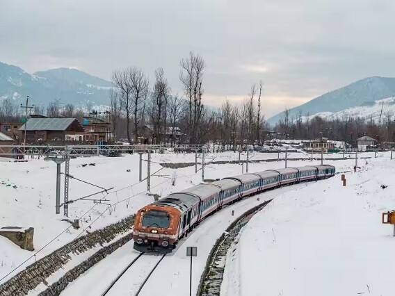 ભારતીય રેલવેએ ટ્વિટર પર કાશ્મીર ઘાટીમાંથી પસાર થતી ટ્રેનની સુંદર તસવીર શેર કરી છે. ફોટોમાં દેખાઈ રહ્યું છે કે ટ્રેન બરફથી ઢંકાયેલા રેલવે સ્ટેશન પરથી પસાર થઈ રહી છે.