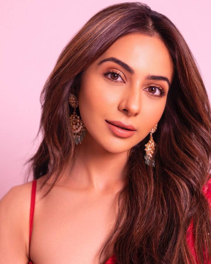 या लूकमध्ये रकुल खूपच सुंदर दिसत आहे. अभिनेत्रीने आपल्या वेगवेगळ्या स्टाइल दाखवत कॅमेऱ्यासमोर अनेक पोझ दिल्या आहेत.दुसरीकडे, रकुलच्या वर्कफ्रंटबद्दल बोलायचे झाले तर, तिचा पुढचा चित्रपट 'छत्रीवाली' लवकरच 20 जानेवारी रोजी OTT प्लॅटफॉर्म G5 वर प्रदर्शित होणार आहे. (फोटो सौजन्य : rakulpreet/इंस्टाग्राम)