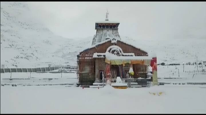 বরফাবৃত কেদার। সেখানেও শুনশান চারপাশ। গত ১২ দিনে ৫.৪ সেন্টিমিটার বসে গেছে জোশীমঠ! এমনই উদ্বেগজনক তথ্য় মিলল ইসরোর রিপোর্টে। একের পর এক বাড়িতে ফাটল বাড়ছে। হোটেল মালারি ইন ও মাউন্ট ভিউ, পাশাপাশি দুটি হোটেল ভাঙা শুরু হয়েছে।