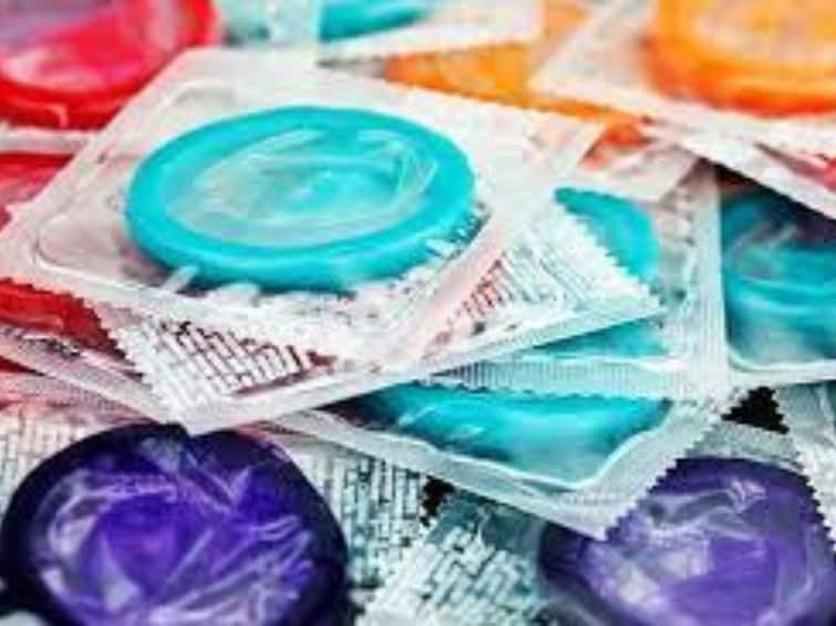 karnataka government clarifies reports of ban on condom sales for minors மாணவர்கள் பையில் ஆணுறை விவகாரம்.. 18 வயதுக்குட்பட்டோர் வாங்கினால் என்ன நடவடிக்கை?