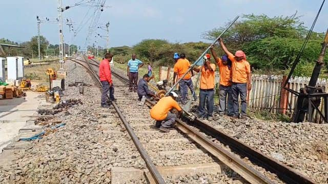 dharmapuri: Due to Marandaalli Railway Gate maintenance work, road traffic is blocked for three days TNN தருமபுரி: மாரண்டஅள்ளி ரயில்வே கேட் பராமரிப்பு பணி - 3  நாட்கள் சாலை போக்குவரத்திற்கு தடை