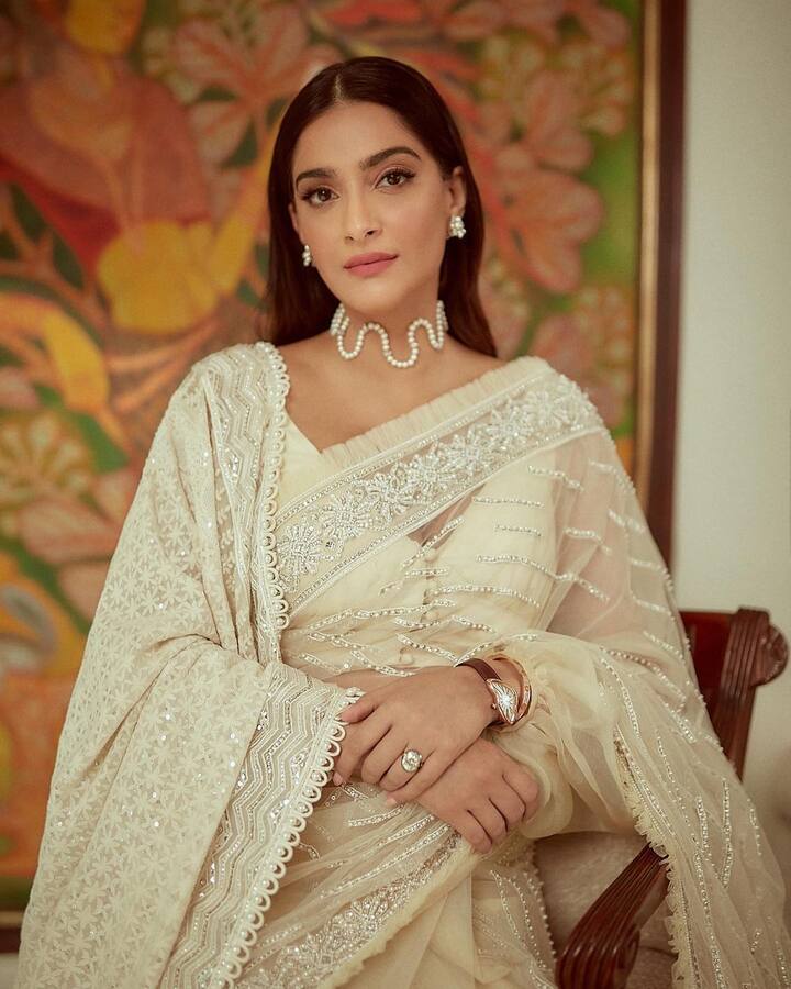 सोनम कपूर ती साडी असो वा सूट खूप छान कॅरी करते. अभिनेत्रीचा हा लूक साधा असूनही खूपच आकर्षक दिसत आहे.  (फोटो सौजन्य :sonamkapoor/इंस्टाग्राम)