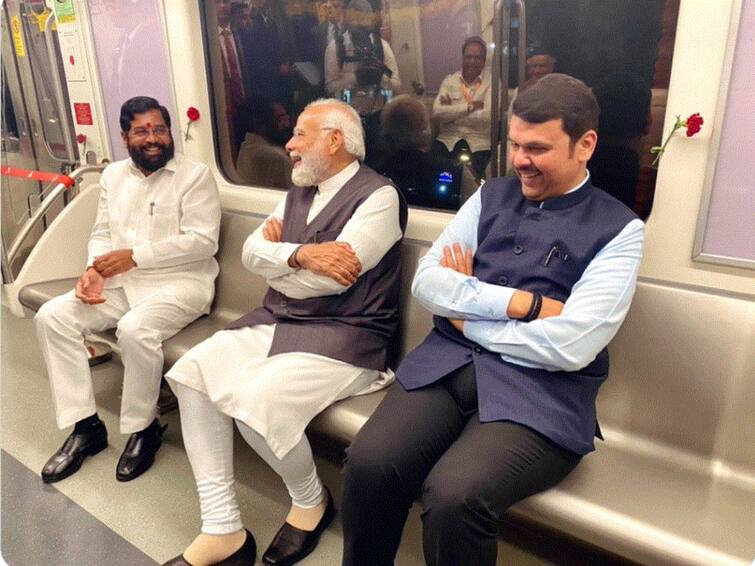 Fadnavis Tweets Metro Ride Pic With PM Modi, Asks Netizens To 'Guess The Conversation' Fadnavis Tweets Metro Ride Pic With PM Modi, Asks Netizens To 'Guess The Conversation'