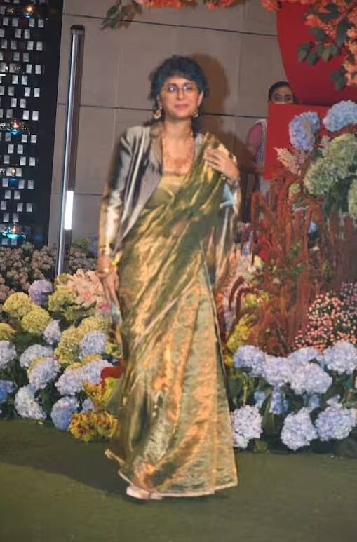 આમિર ખાનની પૂર્વ પત્ની કિરણ રાવ પણ ચમકદાર ગોલ્ડન સાડીમાં સગાઈ સમારોહમાં પહોંચી હતી.
