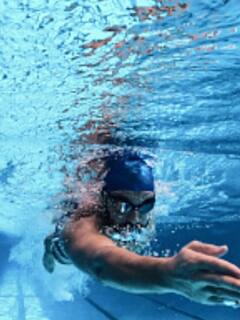 Swimming health benefits : ‘எதிர் நீச்சல் அடி வென்று ஏற்று கொடி..’ மனதில் புத்துணர்வு ஏற்படுத்த உதவும் நீச்சல்!