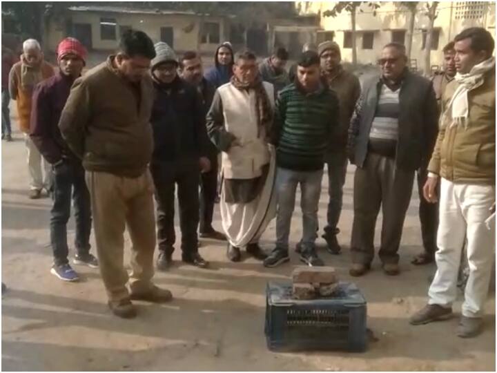 Maharajganj: रहस्यम परिस्थिति में हॉस्टल की छत से गिरकर 10वीं के छात्र की मौत, घर से लौटकर रहने लगा था गुमशुम maharajganj a class 10 student dies after falling from hostal building ann Maharajganj: रहस्यम परिस्थिति में हॉस्टल की छत से गिरकर 10वीं के छात्र की मौत, घर से लौटकर रहने लगा था गुमशुम