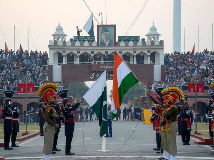 डॉ. अमजद अयूब मिर्जा कहते हैं कि पाकिस्तानी सेना को बेहद संजीदगी के साथ पाकिस्तान अधिकृत जम्मू-कश्मीर और गिलगित बाल्टिस्तान को भारतीय सेना को सौंपने के बारे में जरूर सोचना चाहिए.(फोटो- PTI)