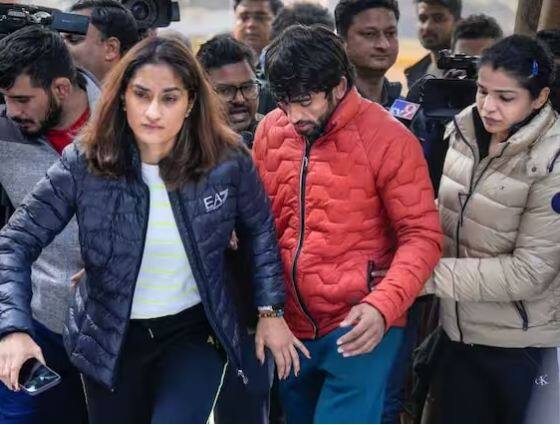 ਵਿਨੇਸ਼ ਦੀਆਂ ਭੈਣਾਂ ਗੀਤਾ ਫੋਗਾਟ ਅਤੇ ਬਬੀਤਾ ਫੋਗਾਟ ਨੇ ਵੀ ਇਸ ਮੁੱਦੇ 'ਤੇ ਪ੍ਰਤੀਕਿਰਿਆ ਦਿੱਤੀ ਹੈ। ਦੋਵਾਂ ਨੇ ਪਹਿਲਵਾਨਾਂ ਨਾਲ ਹੋ ਰਹੇ ਇੱਕ ਦੂਜੇ ਦੀ ਆਲੋਚਨਾ ਕੀਤੀ ਹੈ। ਗੀਤਾ ਨੇ ਟਵੀਟ ਕੀਤਾ, ''ਸਾਡੇ ਦੇਸ਼ ਦੇ ਪਹਿਲਵਾਨਾਂ ਨੇ ਬਹੁਤ ਦਲੇਰੀ ਵਾਲਾ ਕੰਮ ਕੀਤਾ ਹੈ। ਡਬਲਯੂਐਫਆਈ ਵਿੱਚ ਖਿਡਾਰੀਆਂ ਨਾਲ ਜੋ ਵੀ ਵਾਪਰਦਾ ਹੈ, ਉਸ ਸੱਚਾਈ ਨੂੰ ਸਾਹਮਣੇ ਲਿਆਉਣਾ ਅਤੇ ਇਸ ਸੱਚਾਈ ਦੀ ਲੜਾਈ ਵਿੱਚ ਖਿਡਾਰੀਆਂ ਦਾ ਸਮਰਥਨ ਕਰਨਾ ਅਤੇ ਉਨ੍ਹਾਂ ਨੂੰ ਨਿਆਂ ਦਿਵਾਉਣ ਲਈ ਸਾਡੇ ਸਾਰੇ ਦੇਸ਼ ਵਾਸੀਆਂ ਦਾ ਫਰਜ਼ ਬਣਦਾ ਹੈ।