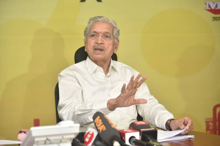 maharashtra news nashik news Subhash Desai criticizes Chief Minister Eknath Shinde's visit to Davos Nashik Subhash Desai : महाराष्ट्रातील कंपन्यांशी करार करायला दावोसला जाण्याची गरज काय? सुभाष देसाई यांचा सवाल 