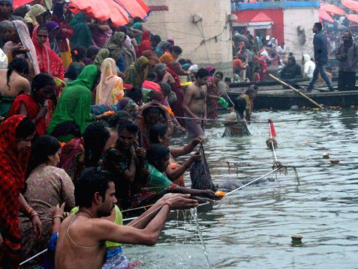 अमावस्येच्या दिवशी पाण्यात मीठ टाकून ते पुसल्याने घरातील वाईट शक्तींचा प्रभाव नाहीसा होतो.