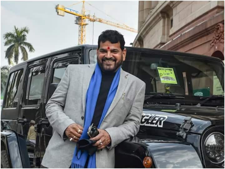 बृजभूषण खुद को फेडरेशन में कहते हैं 'शक्तिशाली', 'नेता जी जिंदाबाद' के लगते हैं नारे, अधिकारी छूते हैं पैर WFI President Brij Bhushan Singh Political Power federation politics controversy wrestlers sexual harassment case बृजभूषण खुद को फेडरेशन में कहते हैं 'शक्तिशाली', 'नेता जी जिंदाबाद' के लगते हैं नारे, अधिकारी छूते हैं पैर