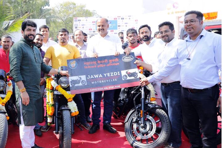 महाराष्ट्र केसरी कुस्ती स्पर्धेचा विजेता शिवराज राक्षेला थार गाडी देण्यात आली.