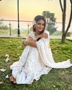 साड़ी-लहंगा-चुनरी से लेकर क्रॉप टॉप में इतनी ग्लैमरस दिखती हैं 'इमली', देखें मेघा चक्रवर्ती के स्टनिंग लुक्स