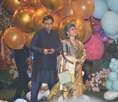 અનંત અંબાણી અને રાધિકાની સગાઈમાં બોલિવૂડ અને બિઝનેસ ઈન્ડસ્ટ્રીના દિગ્ગજ સ્ટાર્સ સામેલ થયા હતા.અંબાણી અને રાધિકાની સગાઈ સેરેમનીની તસવીરો વાયરલ થઇ રહી છે.