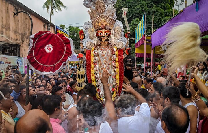 তিনি স্বচক্ষে দেখলেন যে কালীর সাধনা তিনি এতদিন ধরে করে এসেছেন, কী অনায়াসে শ্রীরাধিকা তাঁর পদসেবা করছেন। আর এই বার্তায় আয়ান ঘোষ এবার ছড়িয়ে দিলেন দিকে দিকে। এই কথাটাই রটে গেল যে তিনি কালীর দর্শন পেয়েছেন। শ্রীকৃষ্ণও এর মাধ্যমে বুঝিয়ে দিলেন কৃষ্ণ এবং কালী অভেদ। মাঘ মাসের কৃষ্ণ চতুর্দশী তিথিতে কালীর দর্শন পাওয়ায় ওইদিন বিশেষভাবে কালীপুজোর প্রচলন হল। আর তার নাম হল রটন্তী কালীপুজো।