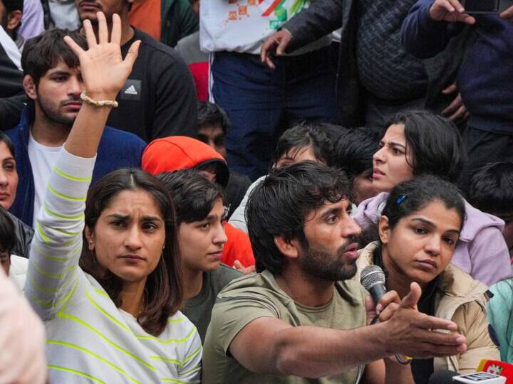 Wrestlers Protest: कुश्ती संघ चीफ बृजभूषण सिंह के इस्तीफे पर अड़े प्रदर्शनकारी पहलवान, इंडियन ओलिंपिक एसोसिएशन ने बुलाई मीटिंग | बड़ी बातें Wrestlers Protest Athlete demand action on WFI Chief Brij Bhushan Sharan Singh denied 10 Points Update Wrestlers Protest: कुश्ती संघ चीफ बृजभूषण सिंह के इस्तीफे पर अड़े प्रदर्शनकारी पहलवान, इंडियन ओलिंपिक एसोसिएशन ने बुलाई मीटिंग | बड़ी बातें