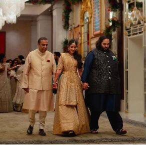 Ananr radhika engagement mumbai businessman mukesh ambani radhika merchant hold hand anant ambani nita ambani tina ambani Anant Radhika Engagement: ਜ਼ਿੰਦਗੀਭਰ ਦਾ ਸਾਥ! ਜਦੋਂ ਰਾਧਿਕਾ ਮਰਚੈਂਟ ਨੇ ਫੜਿਆ ਸਹੁਰੇ ਤੇ ਪਤੀ ਅਨੰਤ ਦਾ ਹੱਥ, ਲੋਕਾਂ ਨੇ ਕਿਹਾ-'Proud Young Lady'