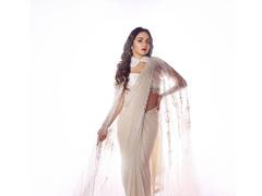 PHOTO: परी म्हणू की सुंदरा...मराठमोळी अभिनेत्री अमृता खानविलकरचा मनमोहक अंदाज!