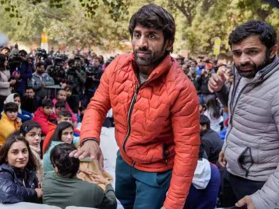 ਵਿਨੇਸ਼ ਦੇ ਇਸ ਦਾਅਵੇ ਤੋਂ ਬਾਅਦ ਖੇਡ ਜਗਤ 'ਚ ਹਲਚਲ ਮਚ ਗਈ ਹੈ। ਵਿਨੇਸ਼ ਨੇ ਦਾਅਵਾ ਕੀਤਾ ਸੀ, ''ਮੈਂ ਘੱਟੋ-ਘੱਟ 10-20 ਮਹਿਲਾ ਪਹਿਲਵਾਨਾਂ ਨੂੰ ਜਾਣਦੀ ਹਾਂ, ਜਿਨ੍ਹਾਂ ਨੇ ਮੈਨੂੰ WFI ਪ੍ਰਧਾਨ ਵੱਲੋਂ ਜਿਨਸੀ ਸ਼ੋਸ਼ਣ ਦਾ ਸਾਹਮਣਾ ਕੀਤਾ ਹੈ। ਉਸਨੇ ਮੈਨੂੰ ਆਪਣੀ ਔਖ ਦੱਸੀ। ਮੈਂ ਕਿਸੇ ਦਾ ਨਾਂ ਨਹੀਂ ਲੈ ਸਕਦਾ।