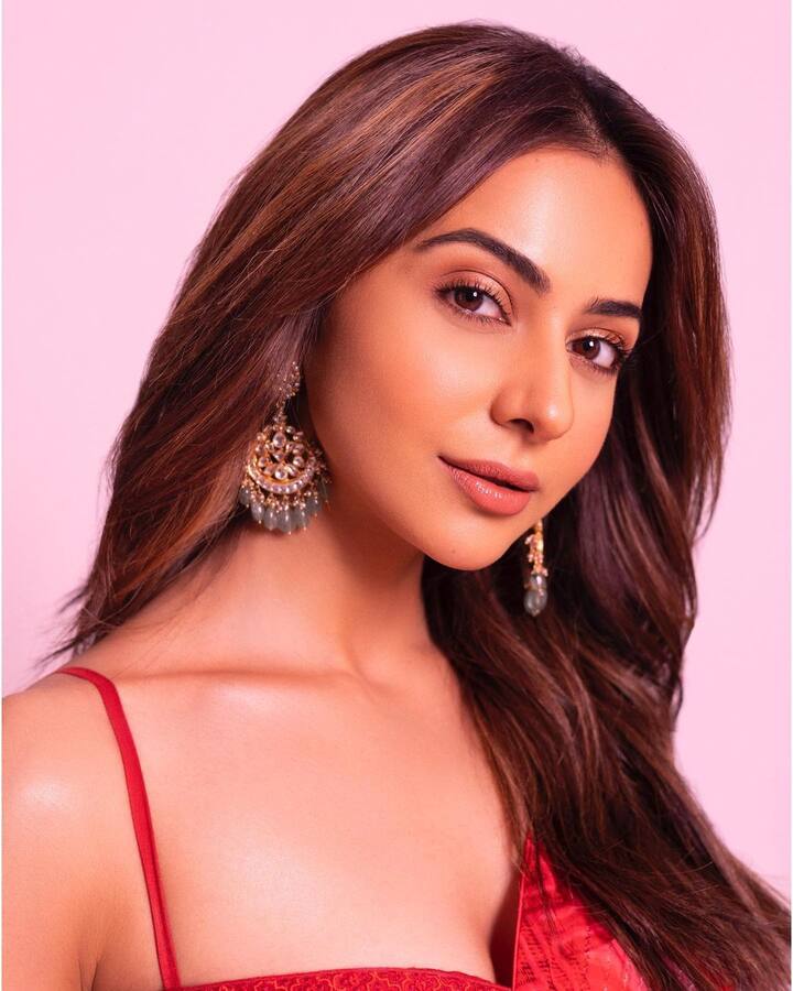 अशा परिस्थितीत अभिनेत्रीचा प्रत्येक फोटो इंटरनेटवर वेगाने व्हायरल होत आहे. आता पुन्हा एकदा रकुलने तिच्या स्टाईलची जादू चाहत्यांवर ठेवली आहे. (फोटो सौजन्य : rakulpreet/इंस्टाग्राम)