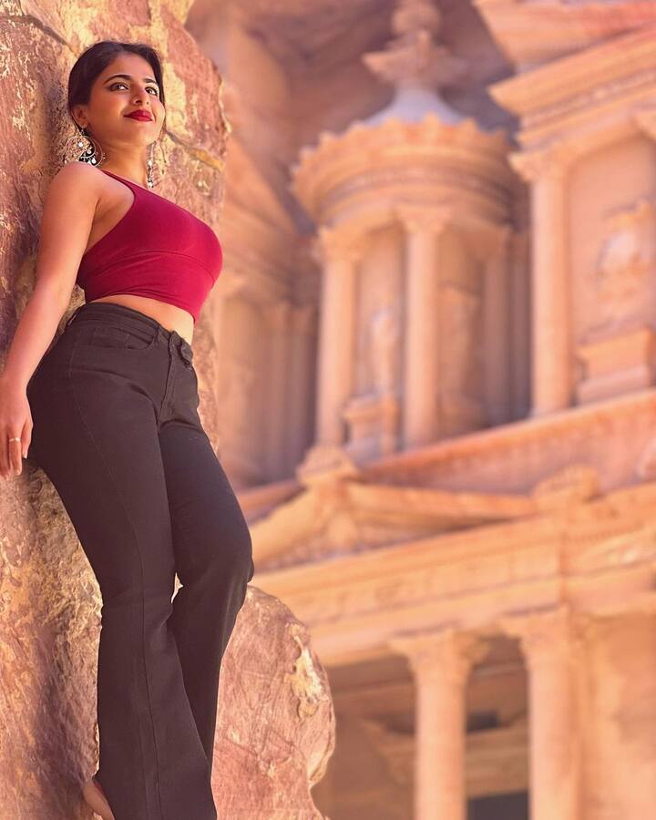 ఐశ్వర్య మీనన్ తమిళంలో'కదిలిల్ సోదప్పువదు ఎప్పడి' సినిమాతో తన కెరీర్‌ను ప్రారంబించింది. Image Credit: Iswarya Menon/Instagram