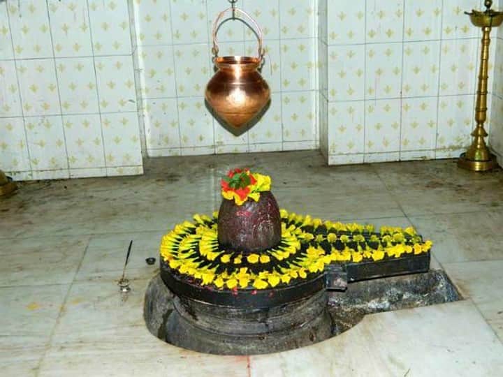 ॐ पार्वतीपतये नमः - विवाह में बाधा आ रही है तो मासिक शिवरात्रि पर शिव शंभू के मंत्र का उच्चारण करें. इससे शीघ्र विवाह के योग बनते हैं.