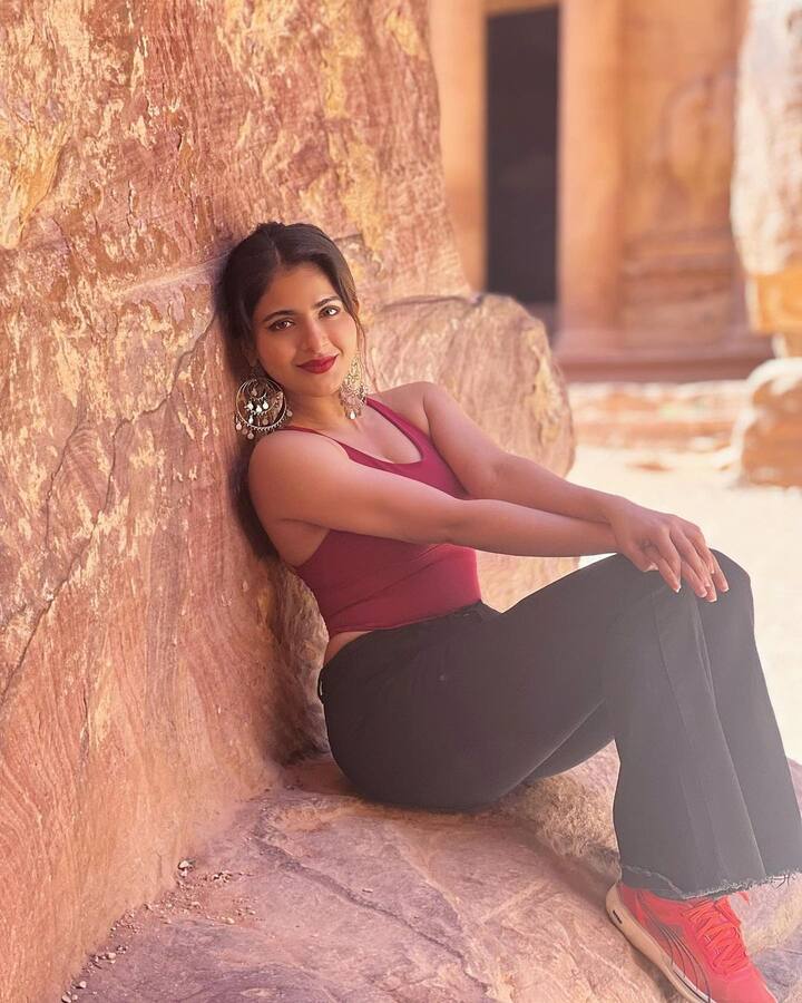 తమిళంలో వచ్చిన 'యాపిల్ పెన్నే' చిత్రంలో హీరోయిన్ రోజాకు ఐశ్వర్య మీనన్ కూతురి పాత్రలో కనిపించి అభిమానులను ఆకట్టుకుంది. Image Credit: Iswarya Menon/Instagram