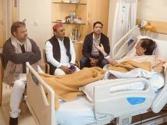 अखिलेश यादव ने दिल्ली में मशहूर शायर वसीम बरेलवी से की मुलाकात, सामने आई भावुक करने वाली तस्वीर