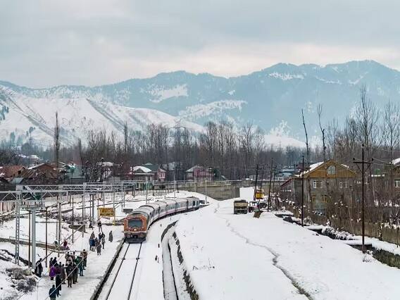 રેલવે મંત્રી અશ્વની વૈષ્ણવે પણ ટ્વિટર પર બરફથી ઢંકાયેલા રેલવે ટ્રેક પરથી પસાર થતી ટ્રેનના સુંદર નજારાની તસવીર શેર કરી છે.