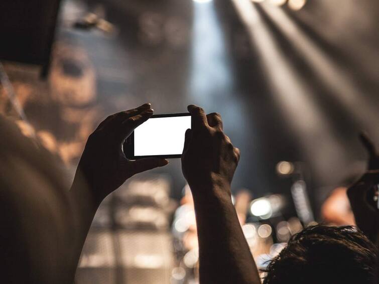 Kallakurichi secret cell phone in a changing room at a Thirukovilur clothing store TNN Kallakurichi: திருக்கோவிலூரில் பரபரப்பு... பிரபல துணிக்கடையில் உடைமாற்றும் அறையில் ரகசிய செல்போன்