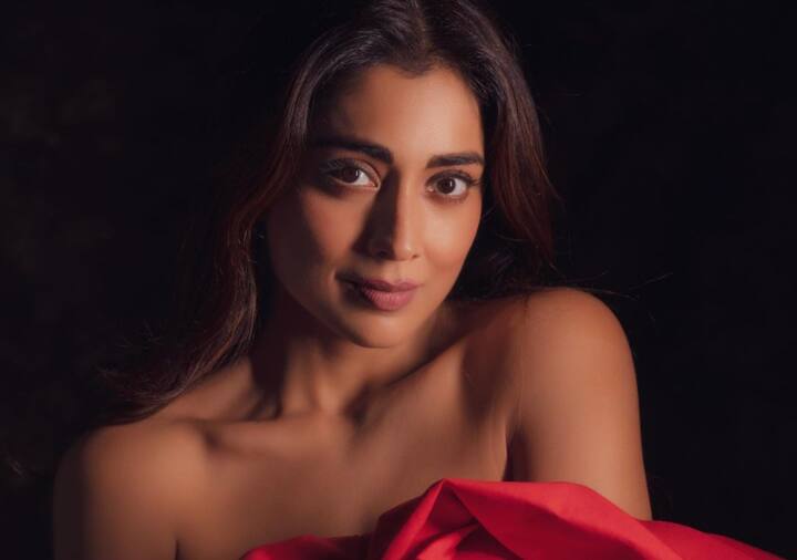 श्रिया सरन अपनी फिल्मों के अलावा अपने डांस मूव्स के लिए भी पॉपुलर हैं. वह एक ट्रेंड कथक डांसर हैं. दुनियाभर में उन्होंने कई परफॉरमेंस दी है.