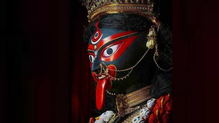 দক্ষিণেশ্বর মন্দিরে সারাবছরে তিনটে কালীপুজো খুব বড় করে পালন করা হয়। জ্যৈষ্ঠ মাসে ফলহারিণী কালী পুজো। কার্তিক মাসে দীপান্বিতা কালীপুজো। আর তৃতীয়টি মাঘ মাসে রটন্তী কালীপুজো। সারা বছরের প্রতিটি অমাবস্যায় বিভিন্ন কালীপুজো হলেও একমাত্র এই রটন্তী কালী পুজো হয় চতুর্দশী তিথিতে।