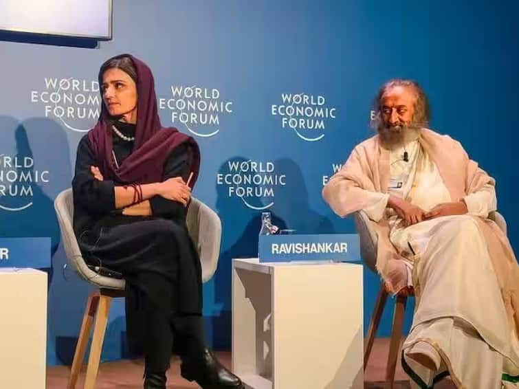 Davos 2023 Sri Sri Ravi Shankar shuts down Pakistan minister Hina Rabbani Khar WATCH video भारत आणि मोदींबद्दल बरळणाऱ्या पाकिस्तानच्या हिना रब्बानीला श्री श्री रविशंकर यांनी दाखवला आरसा