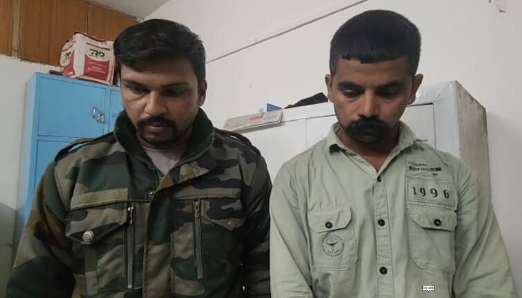 Two constables of Modasa caught for smuggling liquor Sabarkantha: બુટલેગરોએ ગુજરાતમાં દારુ ઘુસાડવા પોલીસકર્મીઓને લગાડ્યા કામે, SOGએ આ રીતે ઓપરેશન પાડ્યું પાર
