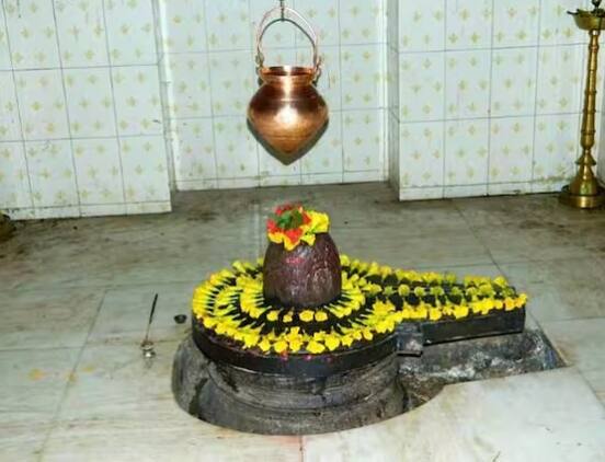 ॐ नमः शिवाय शुभं शुभं कुरू कुरू शिवाय नमः ॐ -  ਮਾਸਿਕ ਸ਼ਿਵਰਾਤਰੀ 'ਤੇ ਭਗਵਾਨ ਸ਼ਿਵ ਦੇ ਇਸ ਮੰਤਰ ਦੀ ਇਕ ਮਾਲਾ ਦਾ ਜਾਪ ਕਰਨ ਨਾਲ ਵੱਡੀ ਤੋਂ ਵੱਡੀ ਸਮੱਸਿਆ ਦੂਰ ਹੋ ਸਕਦੀ ਹੈ।