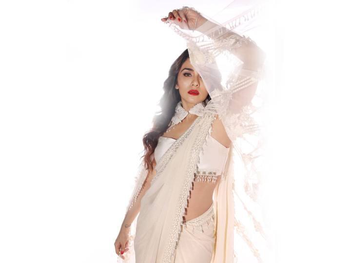 गेल्या वर्षी अमृता खानविलकरचा चंद्रमुखी हा चित्रपट प्रदर्शित झाला. हा चित्रपट बॉक्स ऑफिसवर हिट ठरला. या चित्रपटाने चांगली कमाई केली होती. त्यानंतर ती ‘झलक दिखला जा’या कार्यक्रमात सहभागी झाली होती.(फोटो सौजन्य :amrutakhanvilkar/इंस्टाग्राम)