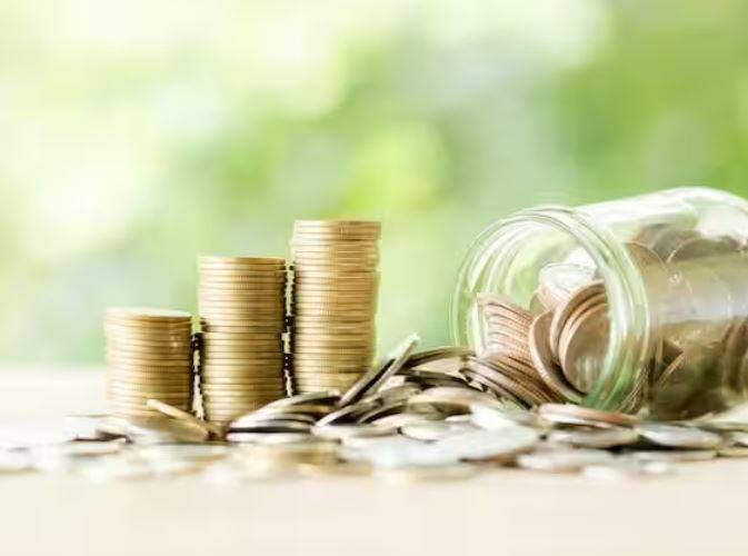 ਸੁਕੰਨਿਆ ਸਮ੍ਰਿਧੀ ਯੋਜਨਾ (SSY): ਸੁਕੰਨਿਆ ਸਮ੍ਰਿਧੀ ਯੋਜਨਾ ਦੇ ਤਹਿਤ, 10 ਸਾਲ ਦੀ ਉਮਰ ਤੱਕ ਦੀ ਲੜਕੀ ਲਈ ਖਾਤਾ ਖੋਲ੍ਹਿਆ ਜਾ ਸਕਦਾ ਹੈ, ਇਸ ਤੋਂ ਵੱਡੀ ਉਮਰ ਦੇ ਲਈ ਖਾਤਾ ਨਹੀਂ ਖੋਲ੍ਹਿਆ ਜਾ ਸਕਦਾ ਹੈ। 18 ਸਾਲ ਦੀ ਉਮਰ ਪੂਰੀ ਹੋਣ ਤੋਂ ਬਾਅਦ, ਲੜਕੀ ਇਸ ਖਾਤੇ ਤੋਂ ਕੁਝ ਰਕਮ ਕਢਵਾ ਸਕਦੀ ਹੈ। ਵਰਤਮਾਨ ਵਿੱਚ ਇਸ ਸਕੀਮ ਵਿੱਚ ਵਿਆਜ 7.6% ਹੈ ਅਤੇ ਧਾਰਾ 80C ਦੇ ਤਹਿਤ 1.5 ਰੁਪਏ ਦੀ ਕਟੌਤੀ ਪ੍ਰਾਪਤ ਕੀਤੀ ਜਾ ਸਕਦੀ ਹੈ।