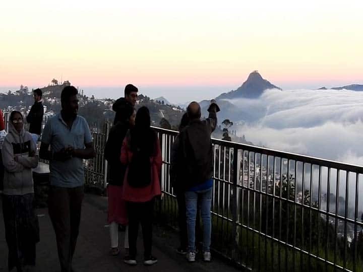 Snow covers the mountain ridges in Kodaikanal.. Passengers are happy to see the beautiful scene TNN கொடைக்கானலில் மலை முகடுகளை மூடிய பனி...ரம்மியமான காட்சியை கண்டு பயணிகள் மகிழ்ச்சி