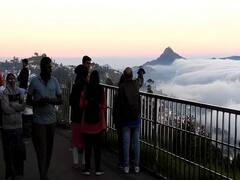 கொடைக்கானலில் மலை முகடுகளை மூடிய பனி...ரம்மியமான காட்சியை கண்டு பயணிகள் மகிழ்ச்சி