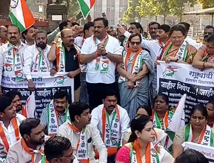 कागदावरचा रस्ता दाखवणाऱ्या अधिकाऱ्यांचा धिक्कार असो असे पोस्टर्स हाती घेत त्यांनी हे आंदोलन पुकारलं आहे.