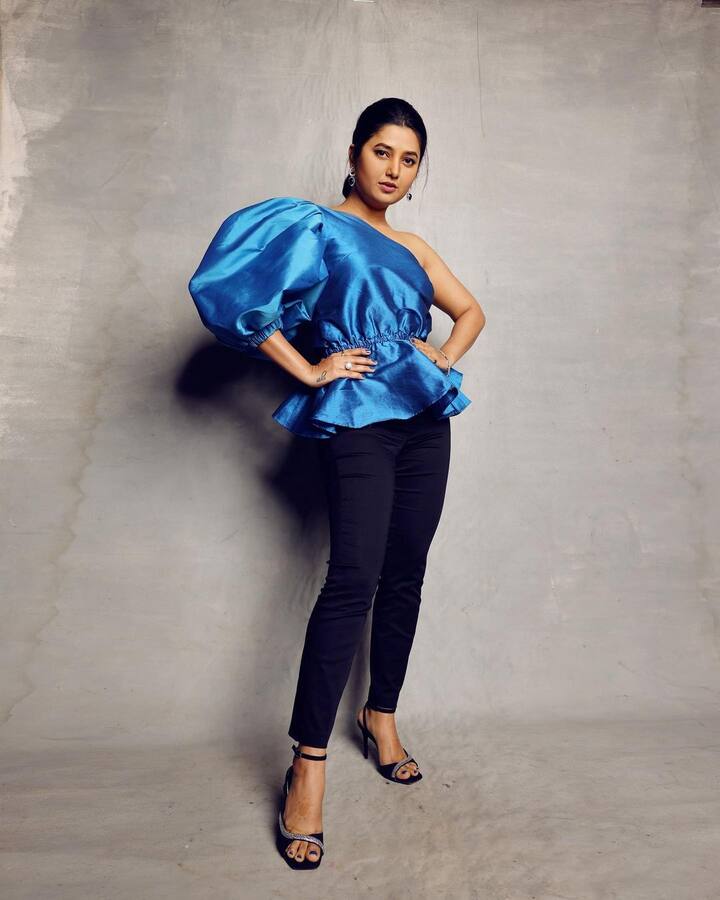 प्राजक्ता माळीने संक्रात झाल्यावर चार दिवसांनी काळ्या कपड्यांमधले फोटो पोस्ट केले आहेत.  या फोटोंसोबत तिने उशिरा फोटो शेअर केल्याबद्दल चाहत्यांची माफीही मागितली.  (फोटो सौजन्य : prajakta_official/ इंस्टाग्राम)