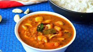 புளியை ஊற வைக்கவும். பின்னர், புளி தண்ணீரில் குழம்பு மிளகாய்த்தூளை சேர்த்து கட்டி இல்லாமல் கரைத்துக்கொள்ளவும்.