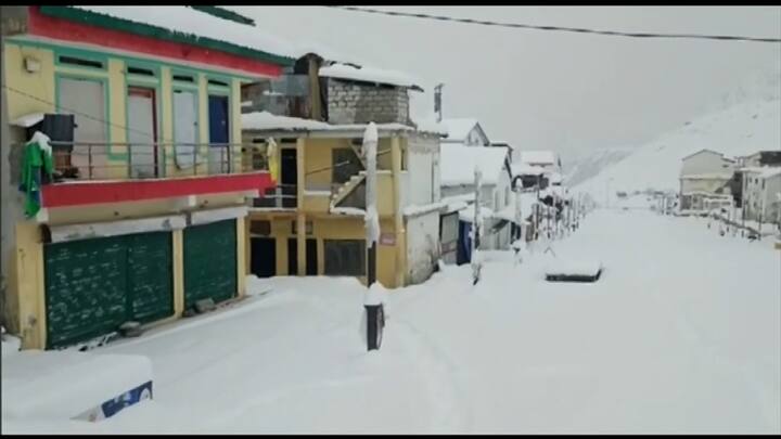 দুর্ঘটনা এড়াতে হোটেলের এক একটা তলা ধীরে ধীরে ভেঙে সরানো হচ্ছে। বিপজ্জনক বাড়িগুলিতে রেড ক্রস দিয়ে চিহ্নিত করা হয়েছে। সেখান থেকে বাসিন্দাদের সরানো হয়েছে।