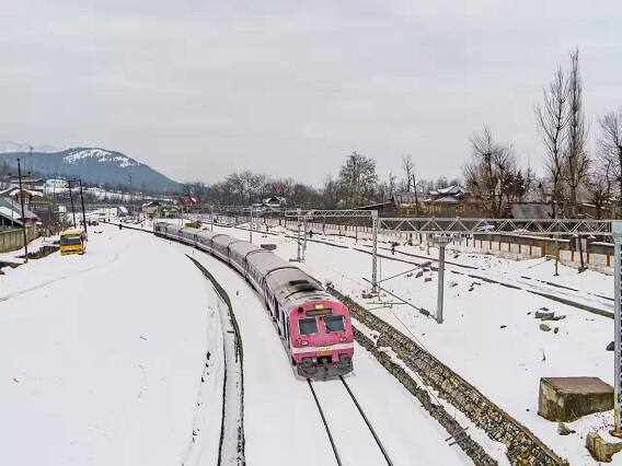 આ તસવીર જોઈને ઘણા ટ્વિટર યુઝર્સે લખ્યું છે. આ તસવીર કાશ્મીરની હોઈ શકે છે. રેલવે મંત્રીના એક અનુયાયીએ કહ્યું કે આ તસવીર જમ્મુ-કાશ્મીરના કાઝીગુંડ રેલવે સ્ટેશનની હોઈ શકે છે.