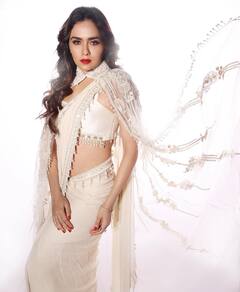 PHOTO: परी म्हणू की सुंदरा...मराठमोळी अभिनेत्री अमृता खानविलकरचा मनमोहक अंदाज!