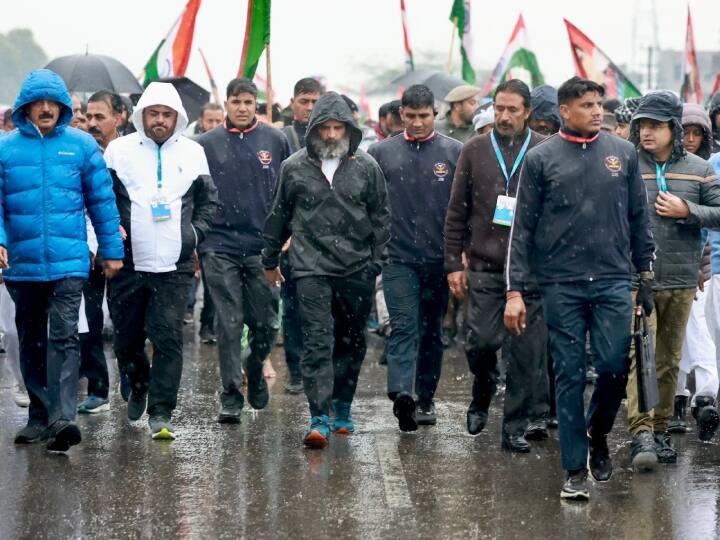 Bharat Jodo Yatra: राहुल गांधी की भारत जोड़ो यात्रा आज कठुआ में है. यात्रा का नेतृत्व कर रहे कांग्रेस सांसद राहुल गांधी अपनी यात्रा के अंतिम पड़ाव के लिए गुरुवार को पंजाब से जम्मू पहुंचे.