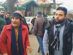 हिमाचल में कड़कड़ाती ठंड में CM सुक्खू का इंतजार करते रहे JOA-IT अभ्यर्थी, रोते हुए बोले- क्या भगवान से मांगे नौकरी?